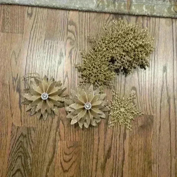 Christmas tree ornaments - Picture 1 of 3